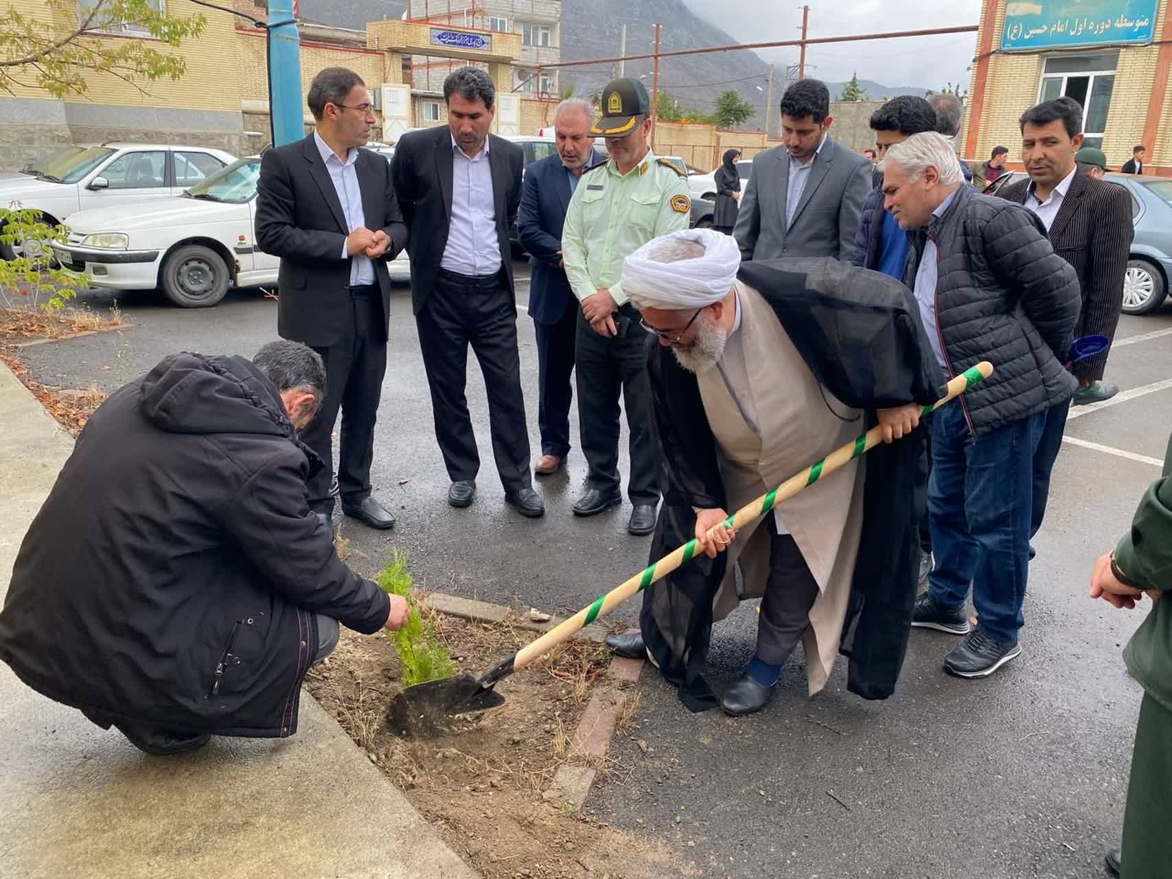 برگزاری مراسم کاشت نهال در مراسم بازگشایی مدارس شهرستان کلیبر